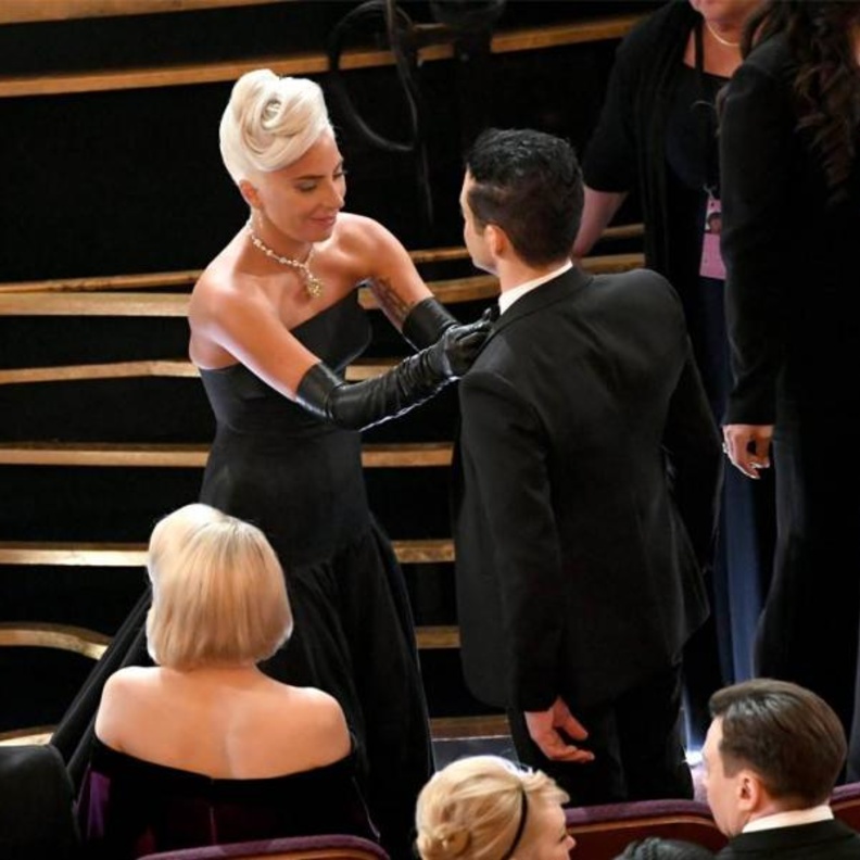 ليدي جاجا تضبط ربطة عنق رامي مالك 