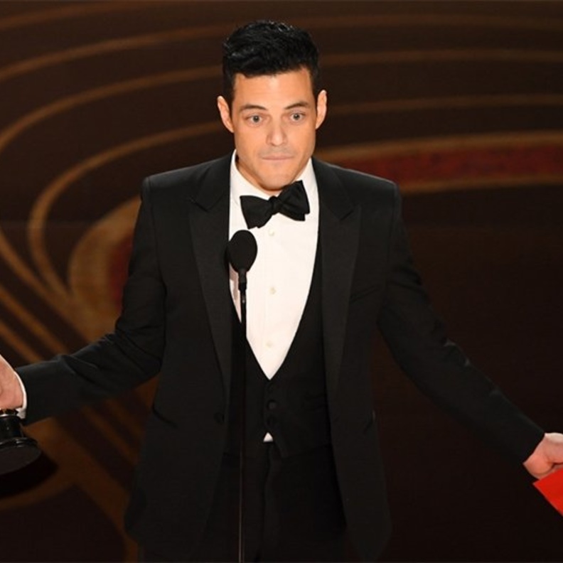 لحظة حصول رامي مالك على الذهب 