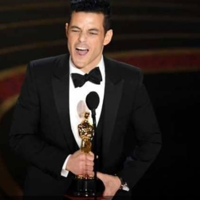 رامي مالك يحتفل بالذهب 