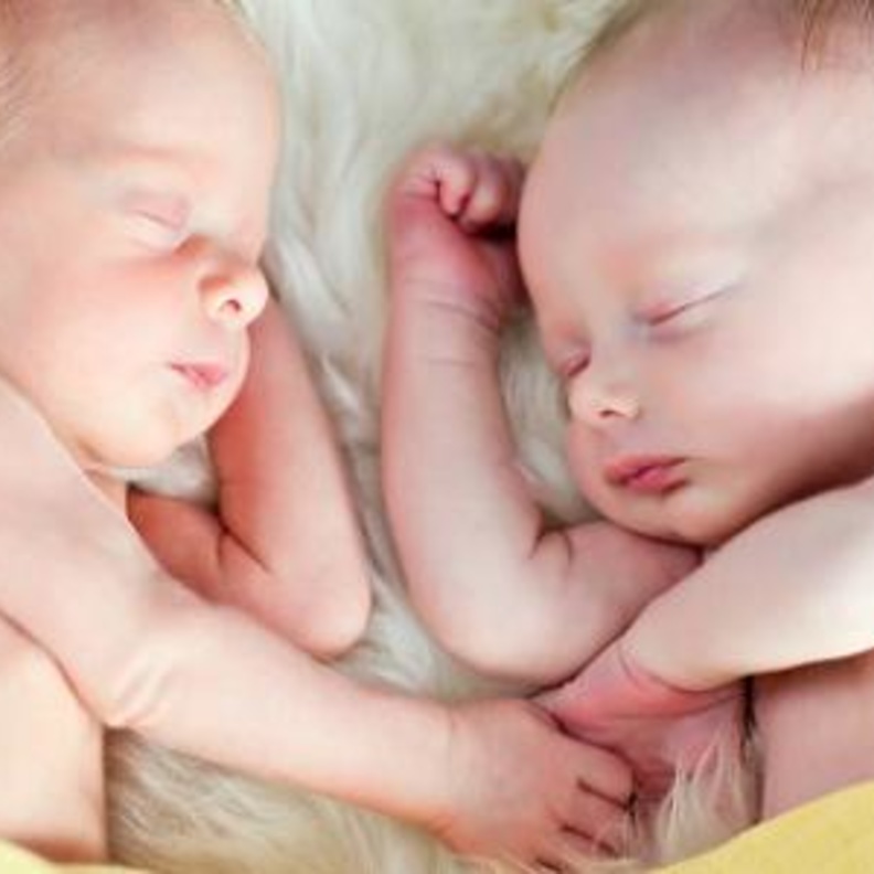 نصائح للأم التي لديها توأم في تخطي الشهور الأولى