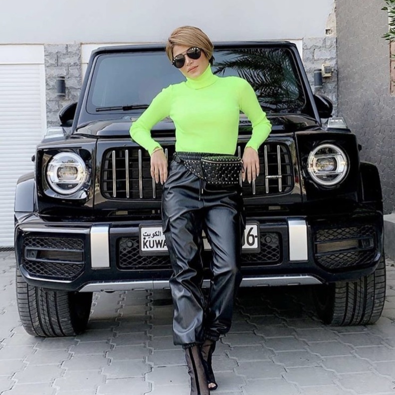 احرصي على اقتناء معطف بليزر بنقش الكاروه ونسقيه بطريقة كاجوال