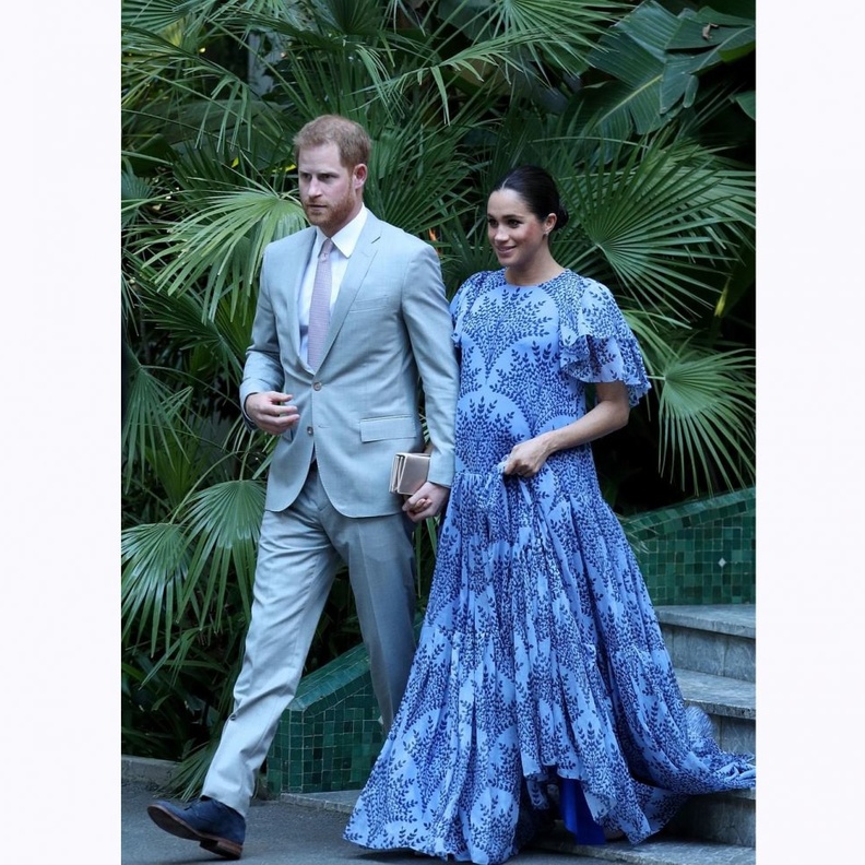 ميغان ماركل Meghan Markle تختار شنطة الكلتش العريضة مع البروش الأمامية من دار Dior