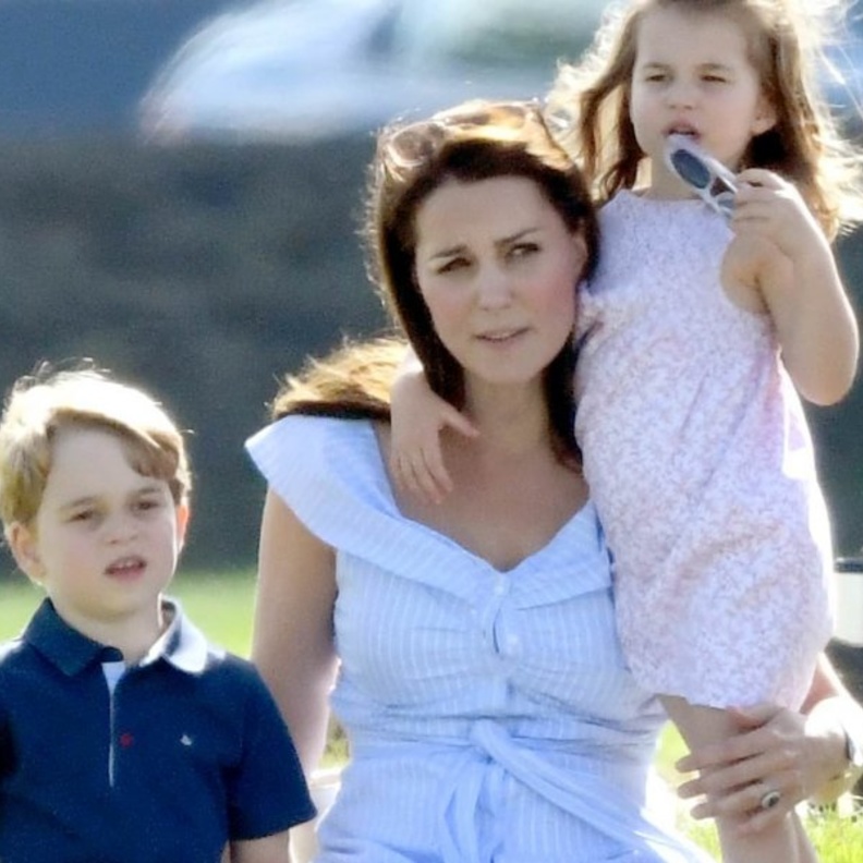 كيت ميدلتون أجرت سباقا في السباحة بين الأميرين جورج وتشارلوت