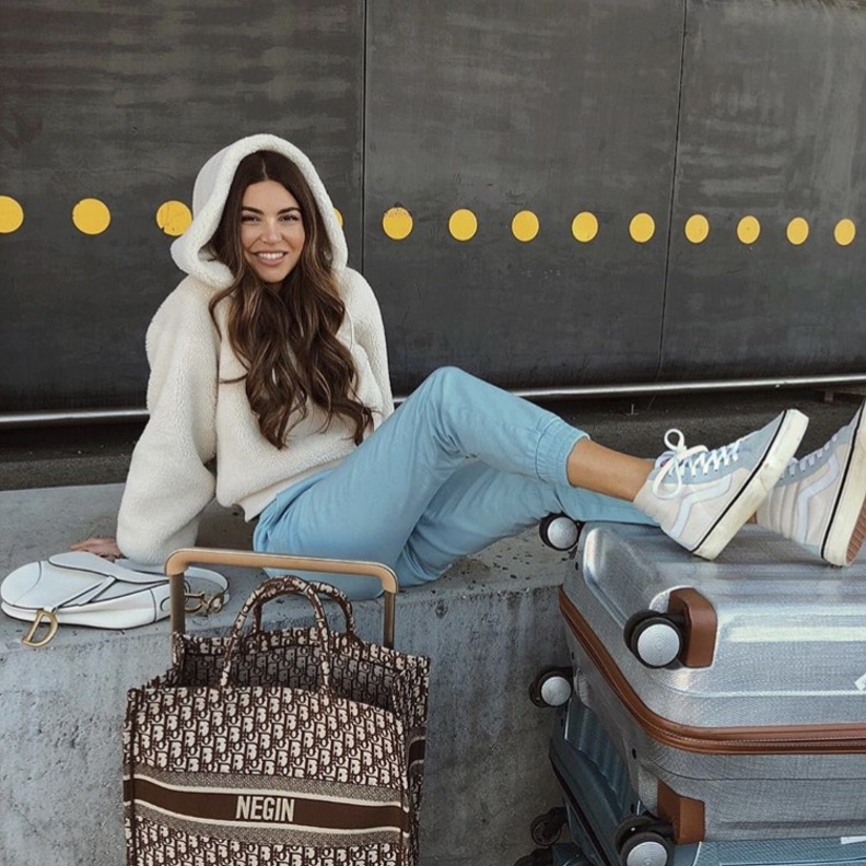 إطلالة رياضية بجاكيت hoodie يحمل تفاصيل ملفتة