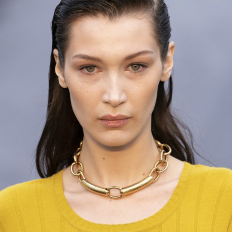 أحمر الشفاه البارز الذي يليق بالشفاه الصغيرة بأسلوب Ermanno Scervino