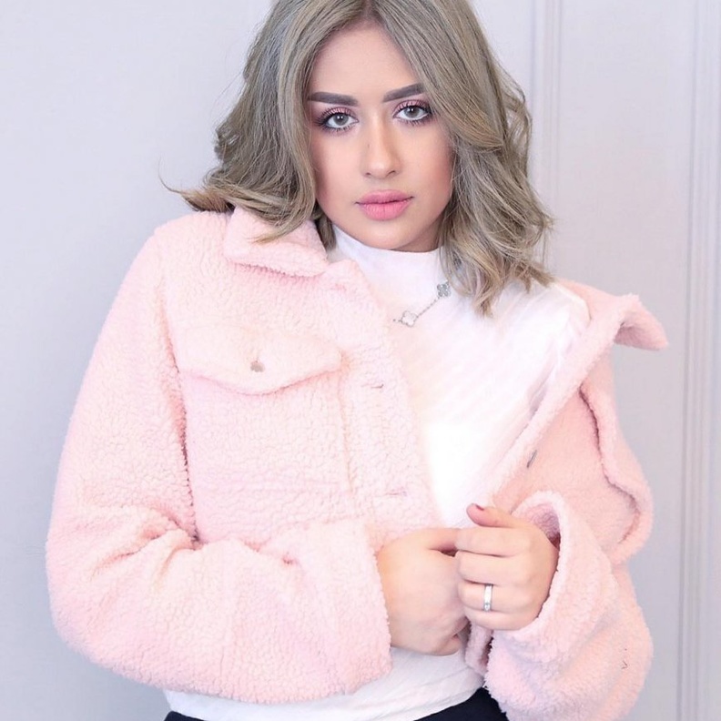 فرح الهادي تتلقي الانتقادات بعد تغيير لون شعرها