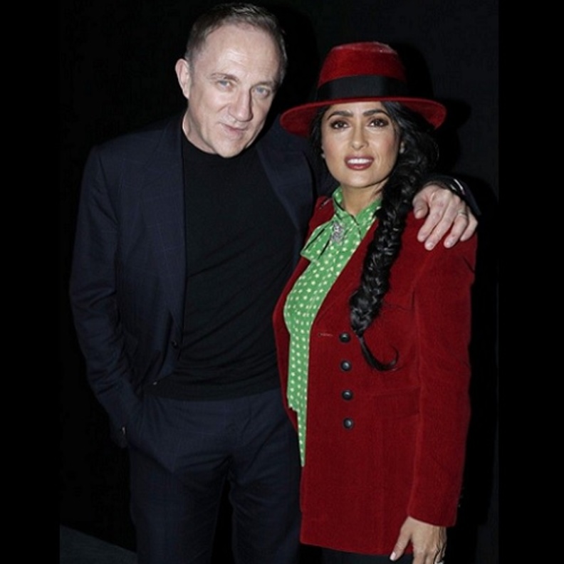 سلمى حايك وزوجها  فرانسوا بينولت أثناء حضورهما عرض سان لوران أمس في باريس