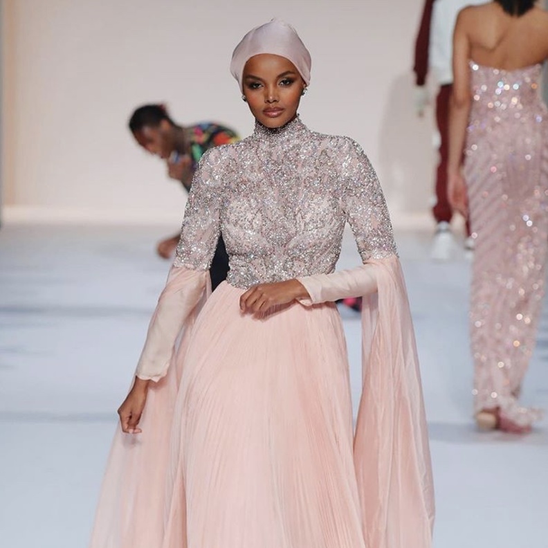 عارضة الأزياء Ashley Graham في عرض Christian Siriano