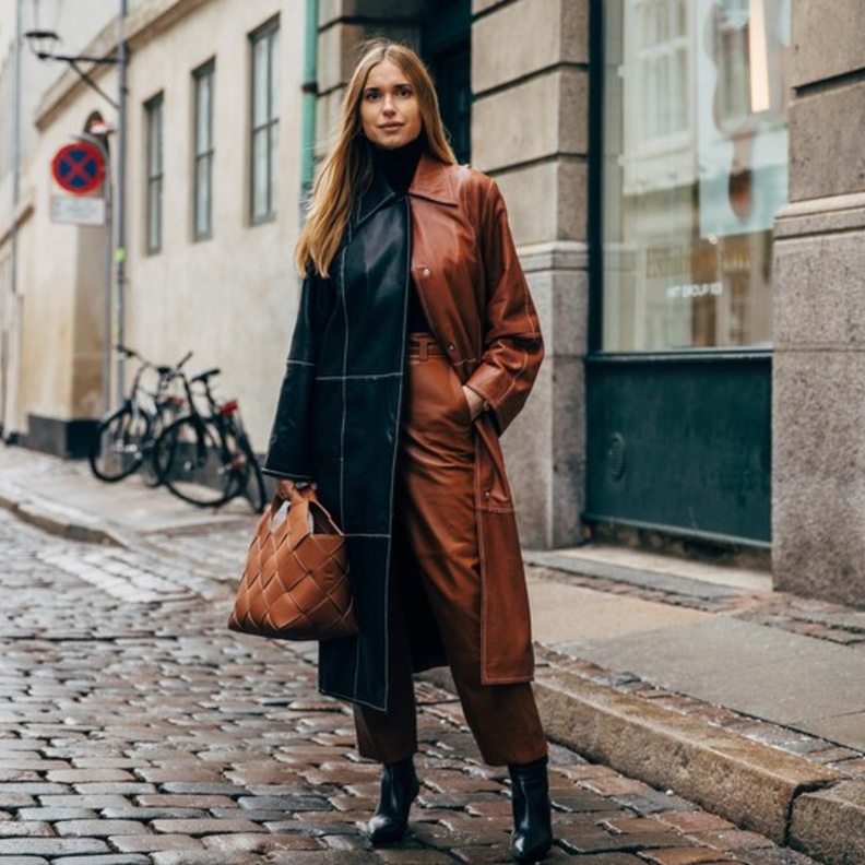 إختاري اكسسوارا باللون البني ونسقيه مع اطلالتك بالاسود