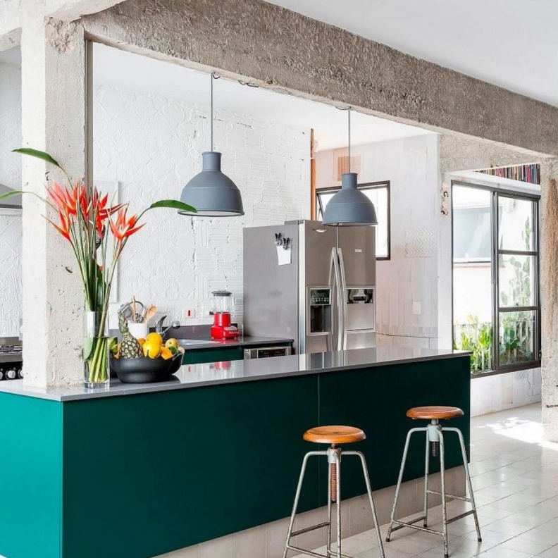 تصميم مطبخ كلاسيك يتميز باللون الجذاب لجزيرة المطبخ