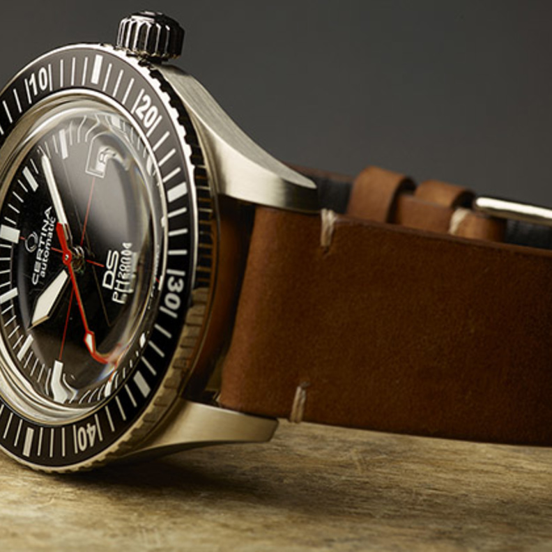 ساعة رجالية باللون البني