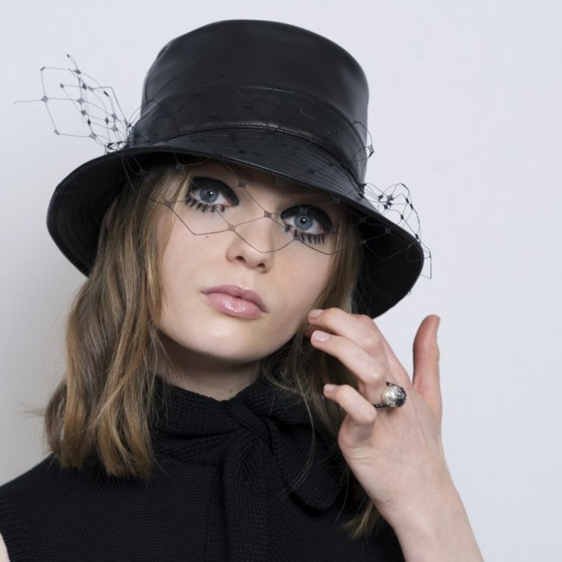 استُخدمت مسكارتين لإبراز الرموش بشكل أكثف وأغمق