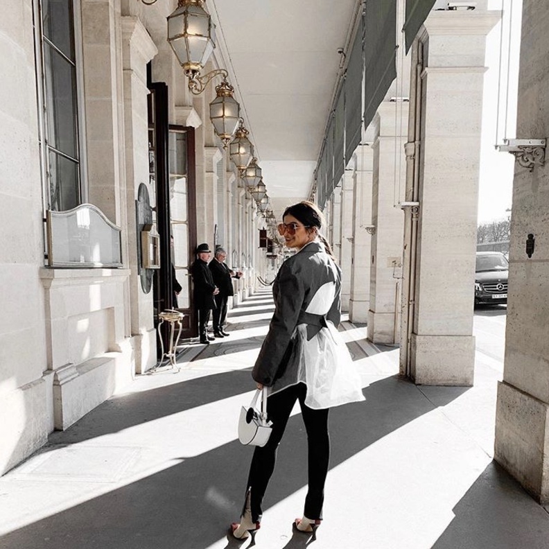  أسماء الملا بإطلالة قوية بمطف بليزر ذو تصميم ملفت ومميز