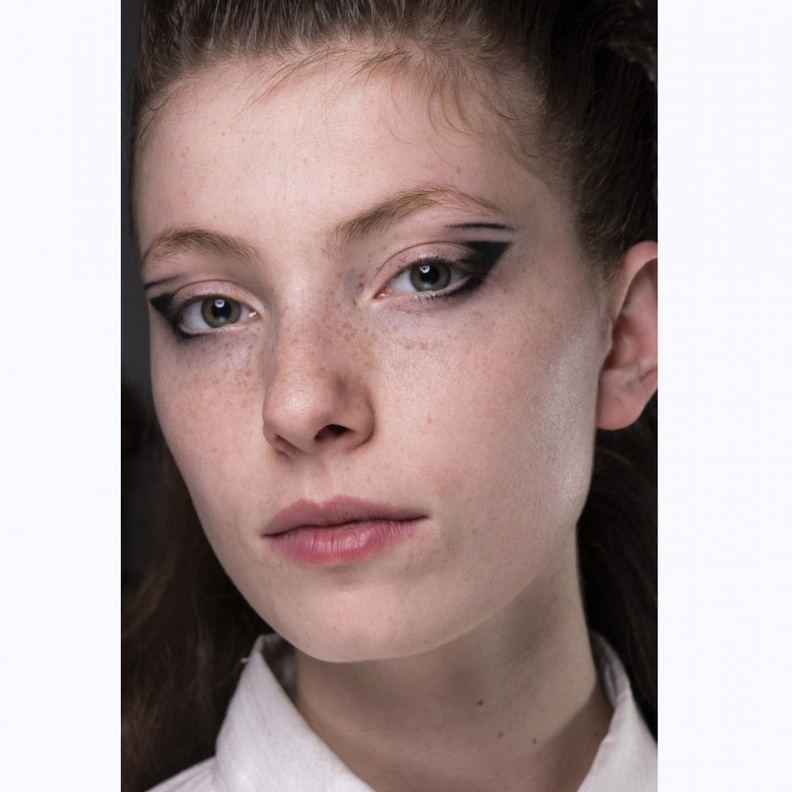  رسمات آيلاينر حمراء من وحي دار Rochas