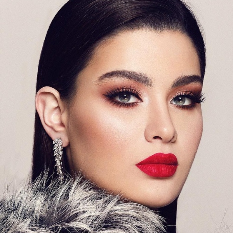 روان بن حسين بمكياج بارز مع الروج الاحمر