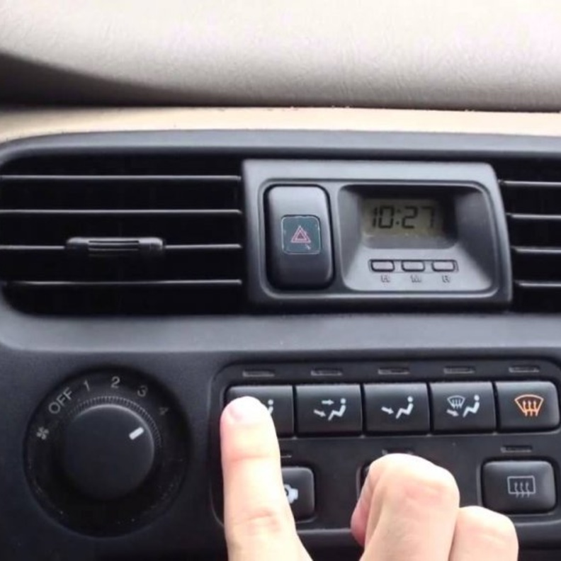 ابدئي في تنظيف الفلتر من الشوائب والأتربة العالقة فيه