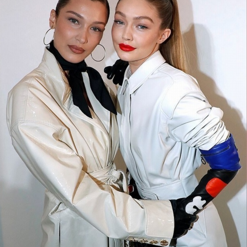 إطلالة عصرية لكل من جيجي وبيلا حديد