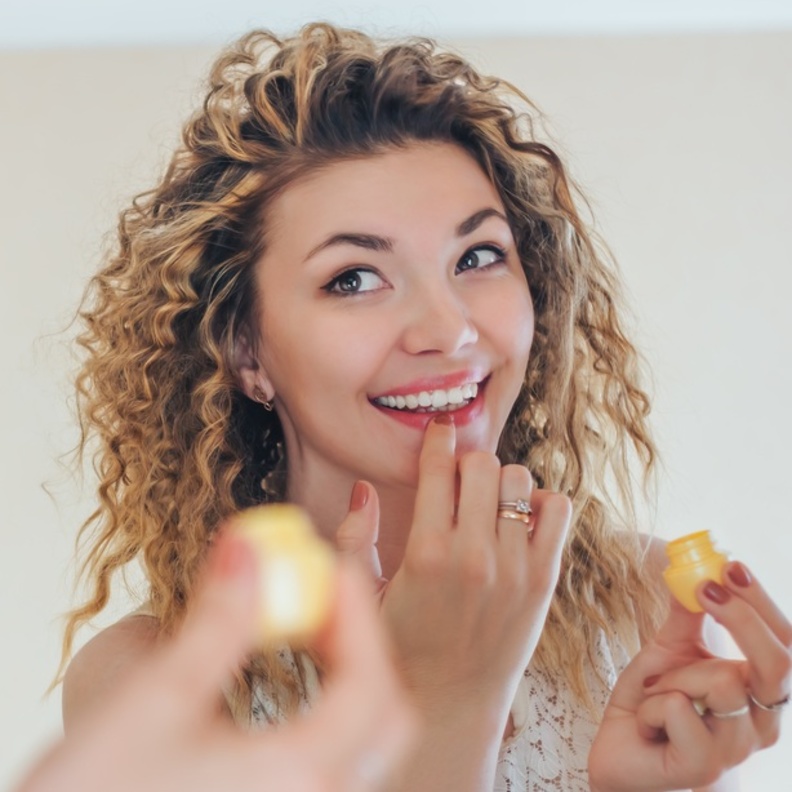 استخدمي سكراب السكر مع احد الزيوت الطبيعية