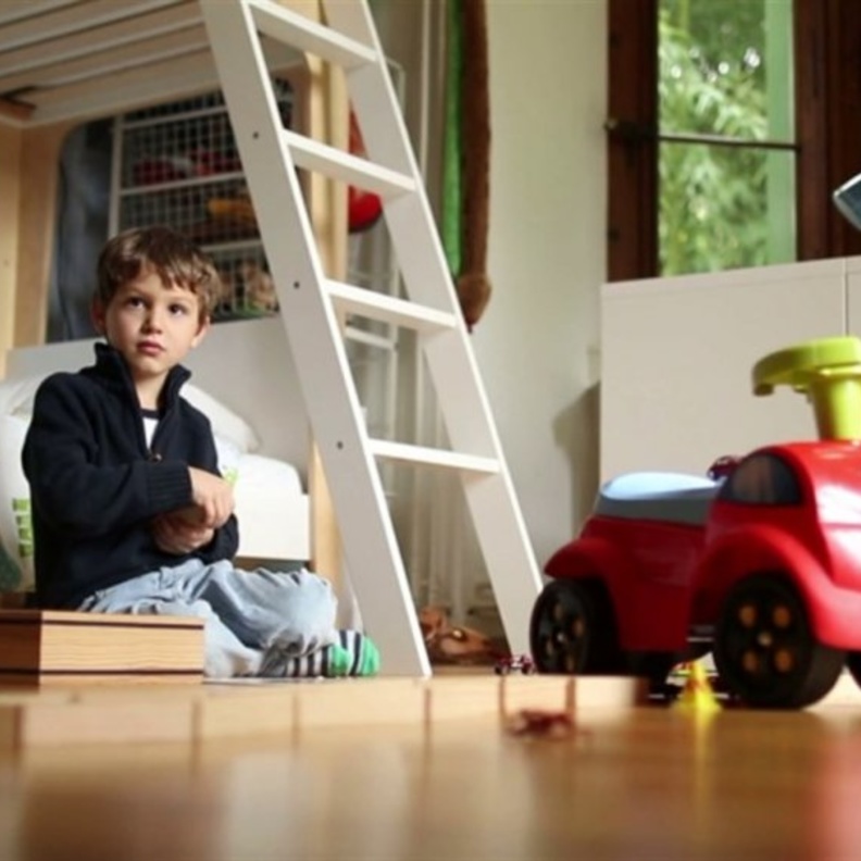 مخاطر ترك الأطفال الصغار بمفردهم في المنزل 