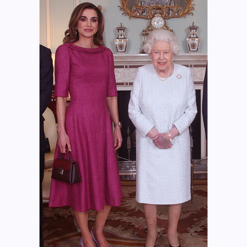 إطلالة مفعمة بالأنوثة والأناقة إختارتها الملكة رانيا خلال زيارة قصر باكنغهام