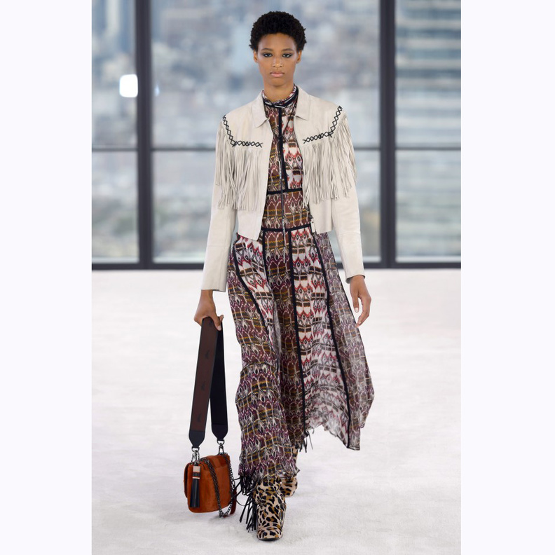 الجاكيت البيضاء المزينة بالشراريب مع الفساتين المزخرفة من Longchamp