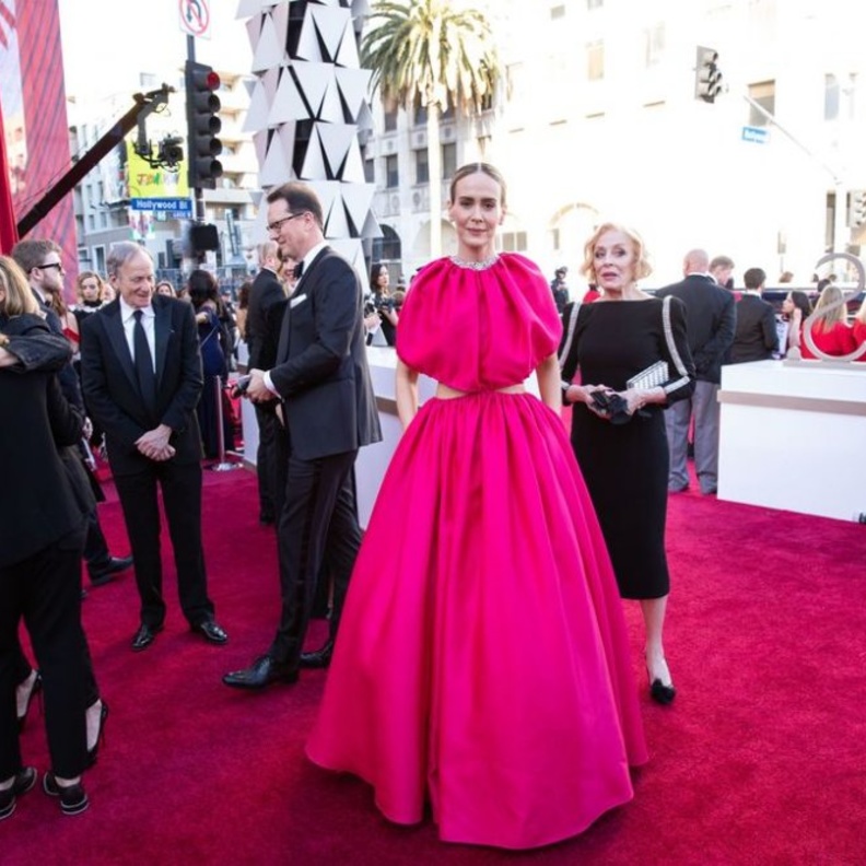 اطلالات النجمات بالزهري