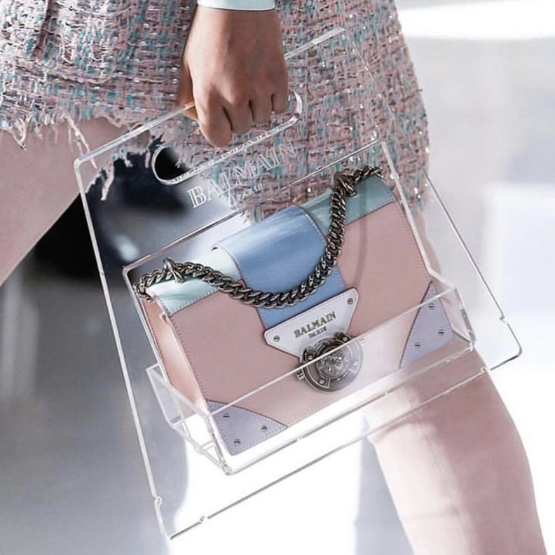 حقائب نسائية شفافة