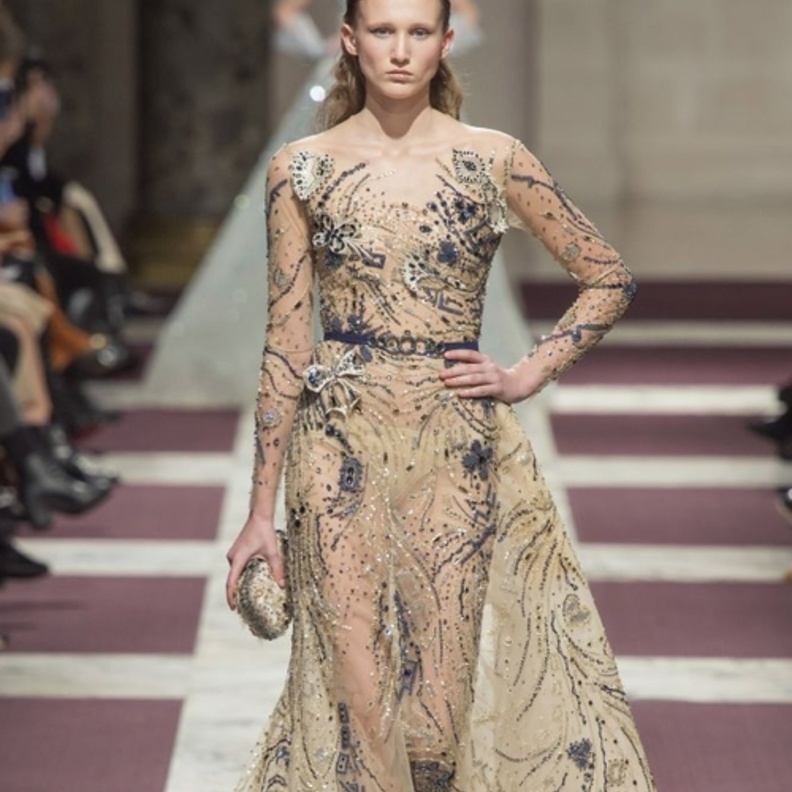 الفساتين تميزت بكونها براقة