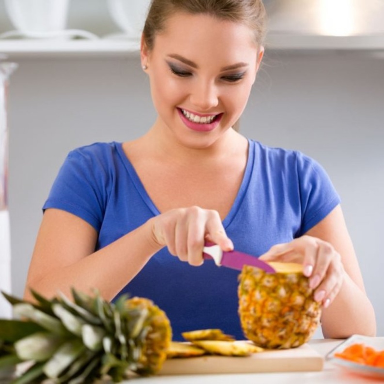 اختاري أيتها العروس ثمرة الأناناس ذات الأوراق الخضراء الداكنة والرائحة المميزة لتعزيز فوائدها بشكل صحي