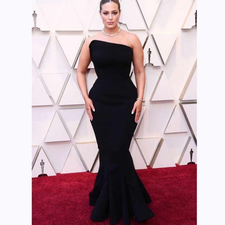 آشلي غراهام أنيقة في فستان أسود من زاك بوزن