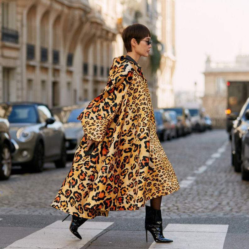 الفستان بقصة البراشوت الضيق من الأعلى والواسع من الأسفل بطبعة الفهد