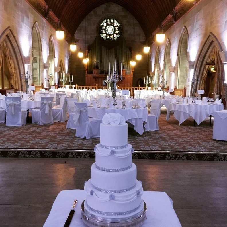  افكار لاختيار بكيه الزفاف باللون الفضي و الابيض