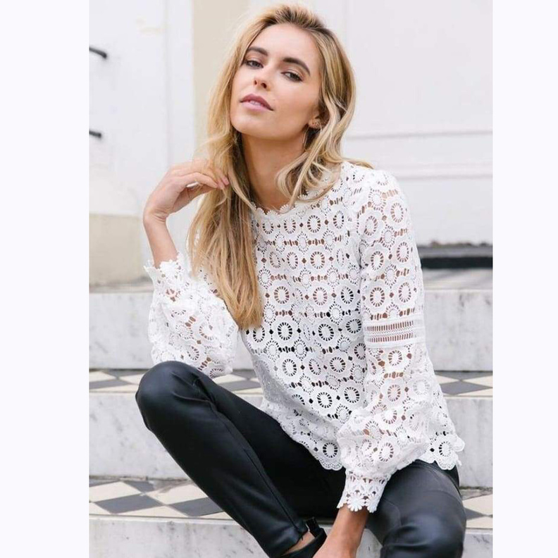 نسقي بلايز دانتيل مع موديلات التنانير القصيرة الناعمة