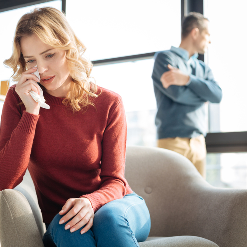 هل تخبر الزوجة أهلها بمشاكلها مع زوجها 