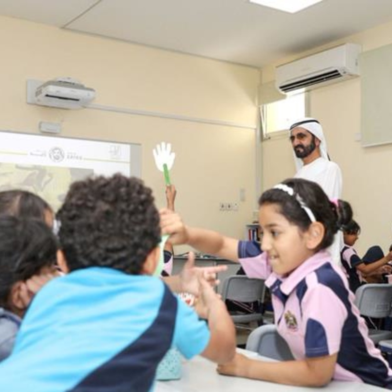 الشيخ محمد بن راشد وسط بناته من الطالبات