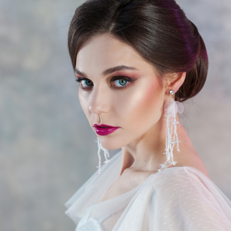 اعتمدي أحمر الشفاه اللامع لإطلالة أنثوية