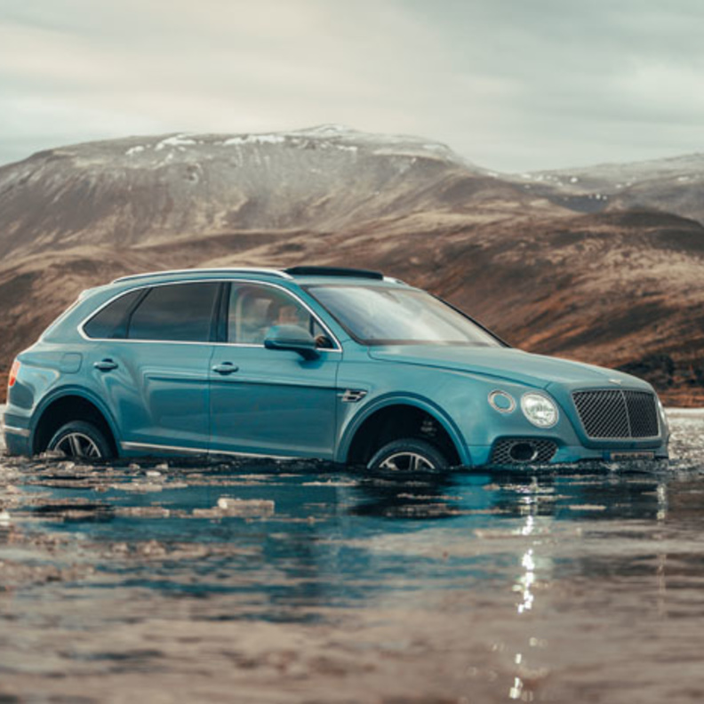 "هي" في أحضان أيسلندا الساحرة مع  Bentley Bentayga V8 