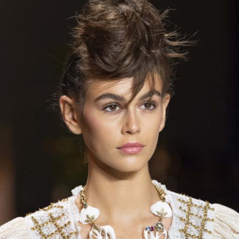 تسريحات الشعر الكاري مع ضفائر السنبلة العصرية من Christian Siriano