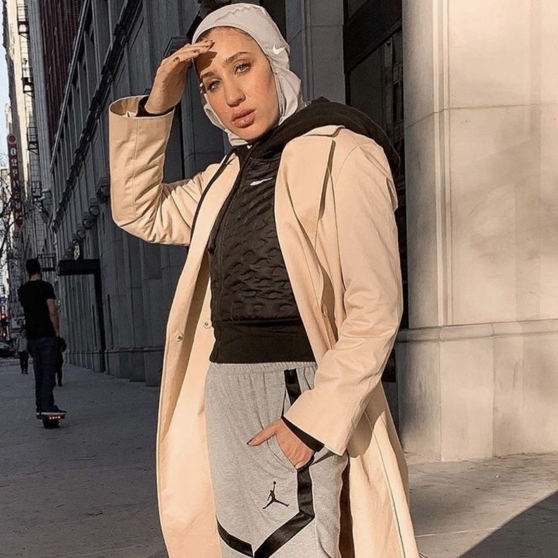 Anisa Stoffel بلفة حجاب كاملة وأضافت قطعة قماش مبرومة على شكل طوق