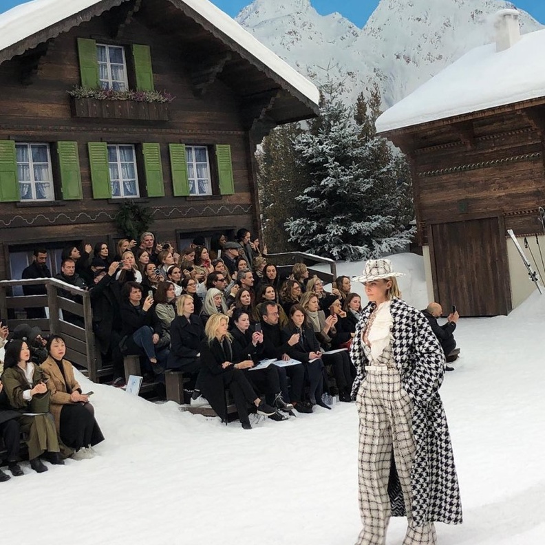 دار شانيل تبهر الحضور بعرض مذهل من وحي جبال الألب خلال أسبوع الموضة في باريس