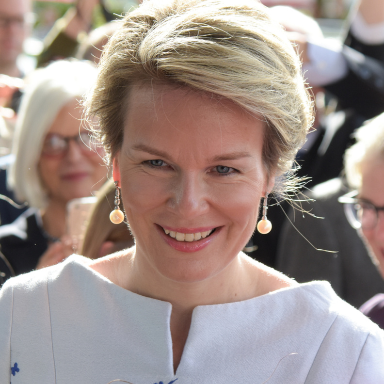 الملكة ماتيلد ترتدي أقراط Art Deco Fringe Earrings