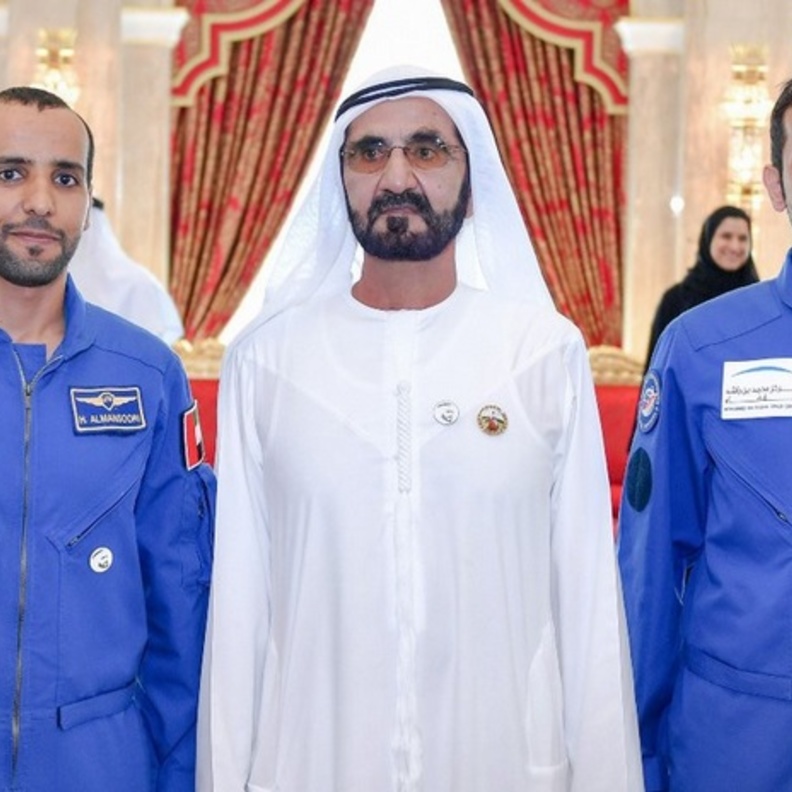 محمد بن راشد يستقبل رائدي الفضاء الإماراتيين