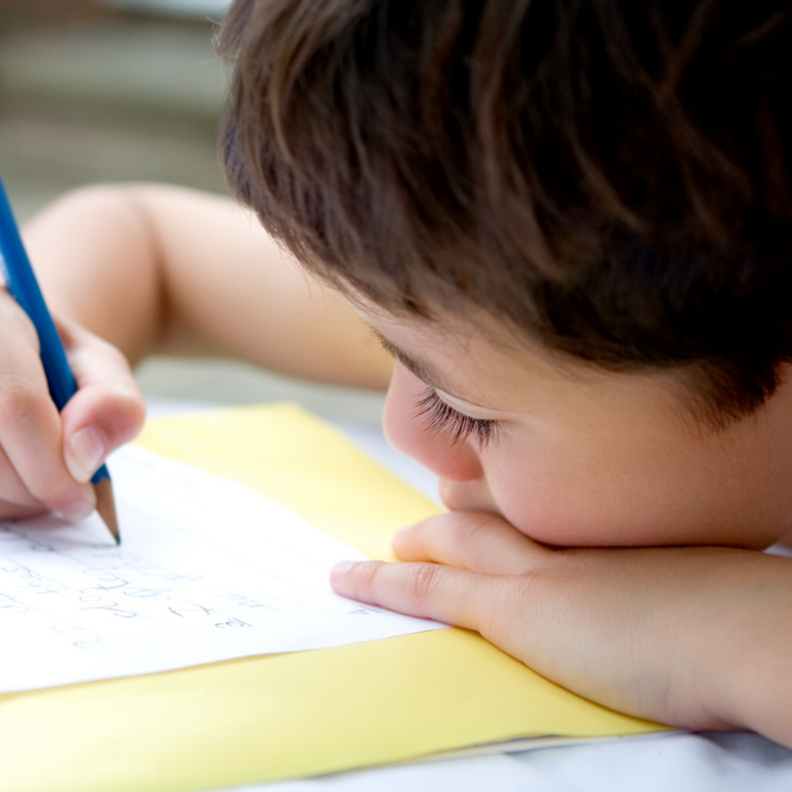 كيف تساعد الأم طفلها على تحسين خطه أثناء الدراسة 