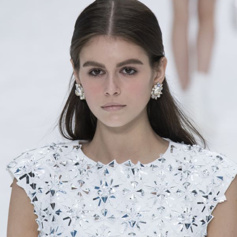 تسريحات شعر منسدل في عرض شانيل لشتاء 2019