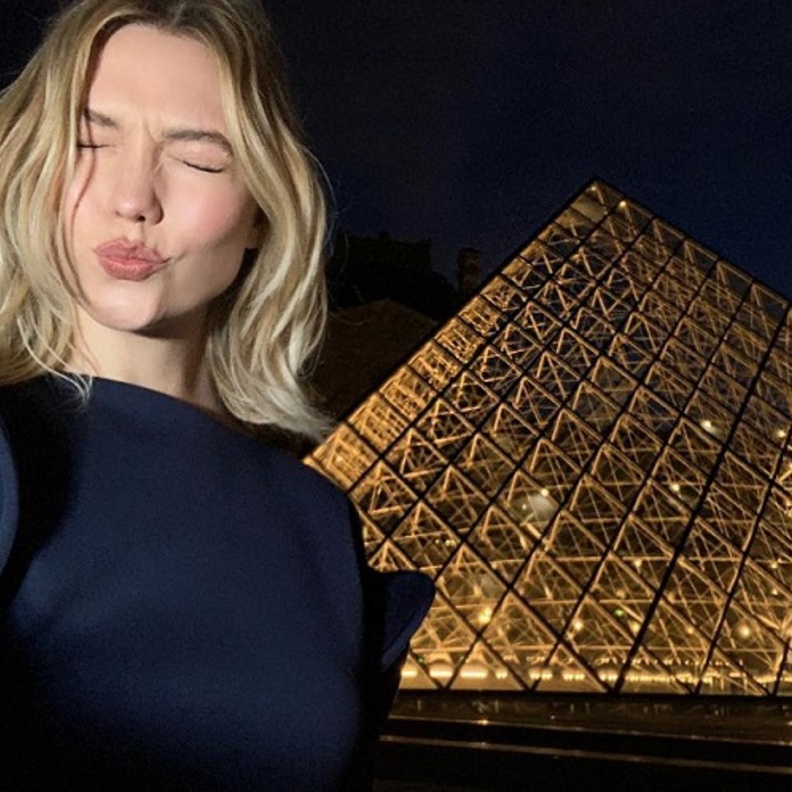 بهذه الصورة ودعت كارلي كلوس باريس بعد انتهاء عروض الأزياء 