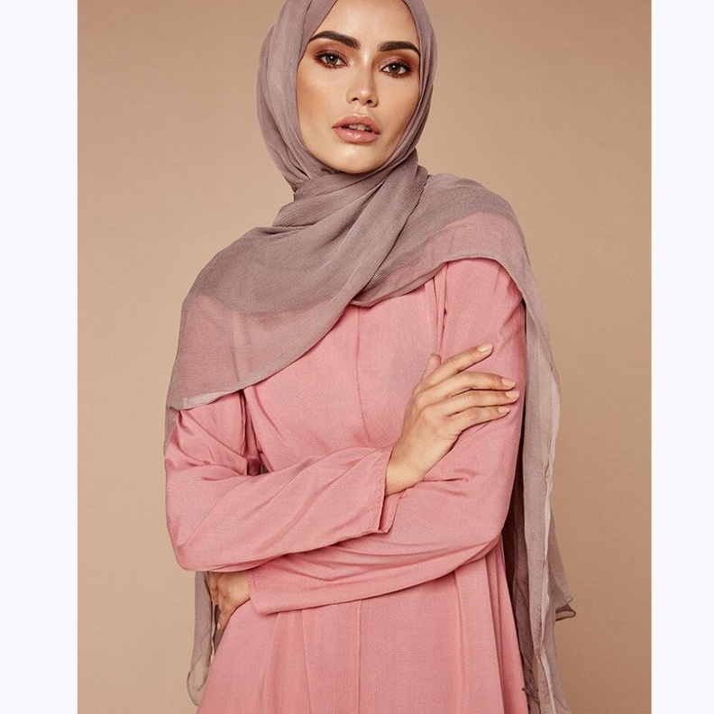 اختاري لون الموف الشاحب لاطلالة هادئة كتصميم عفّة الدبّاغ المميز