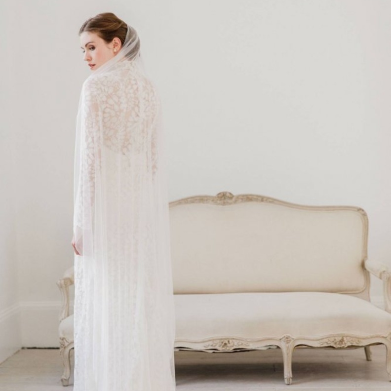 الطرحات الطويلة التي تناسب فساتين الزفاف المستقيمة