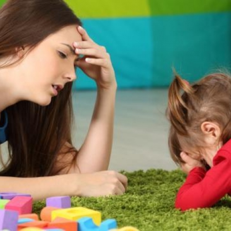 5 أخطاء للأم ترهق نفسية أطفالها دون قصد منها 