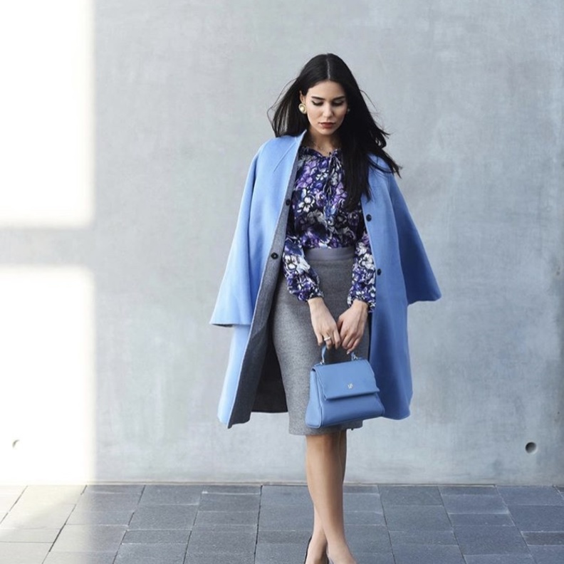 بدلة مزدانة بطبعة houndstooth الدارجة مكونة من معطف وتنورة ميني قصيرة