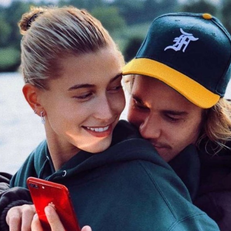  تشارليز ثيرون (Charlize Theron) تنفصل عن براد بيت (Brad Pitt) بسبب جينيفر أنستون